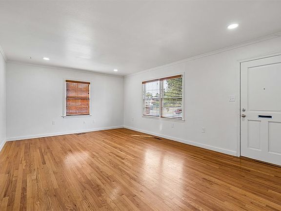 5th image of 911 E Noble Ave