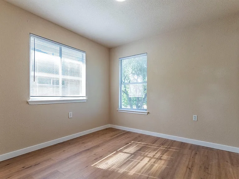 7106 Thannas Way — Photo 12