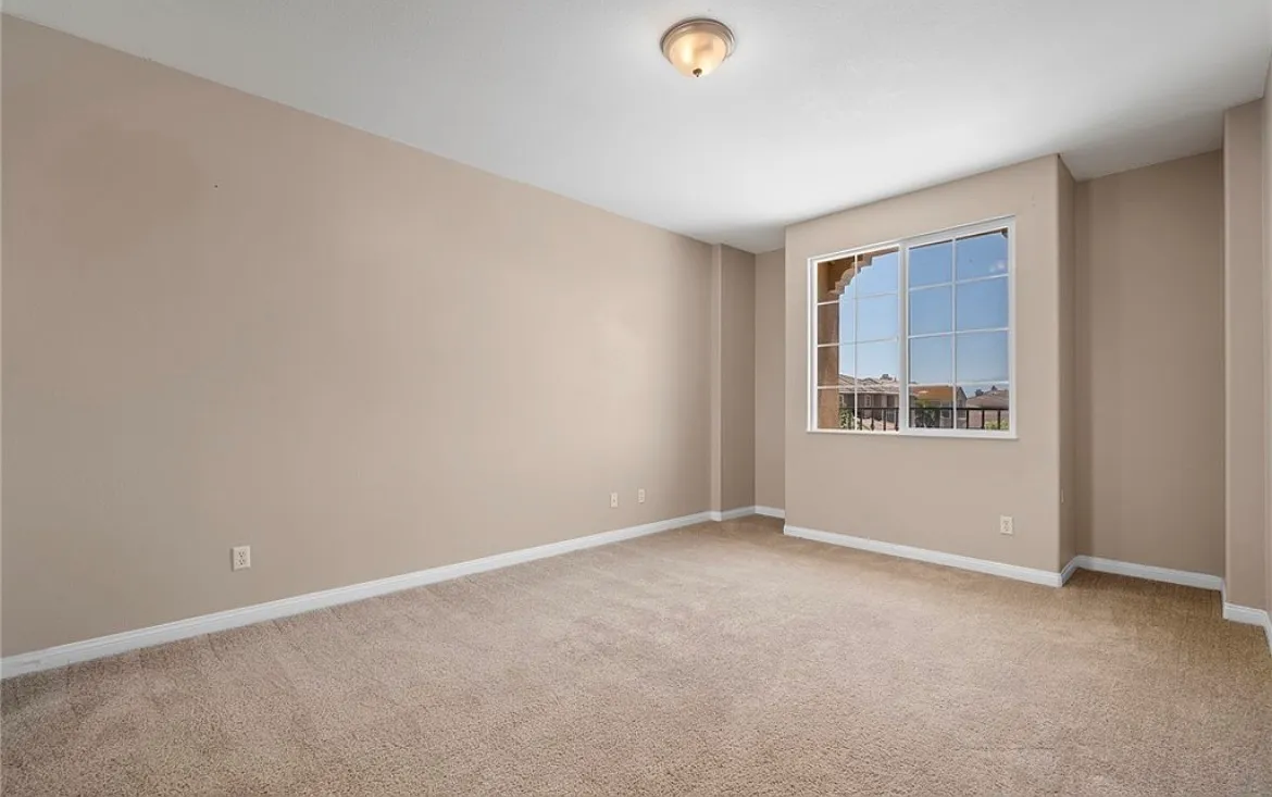 5 bed, 4100 sqft, $1,099 — Photo 4