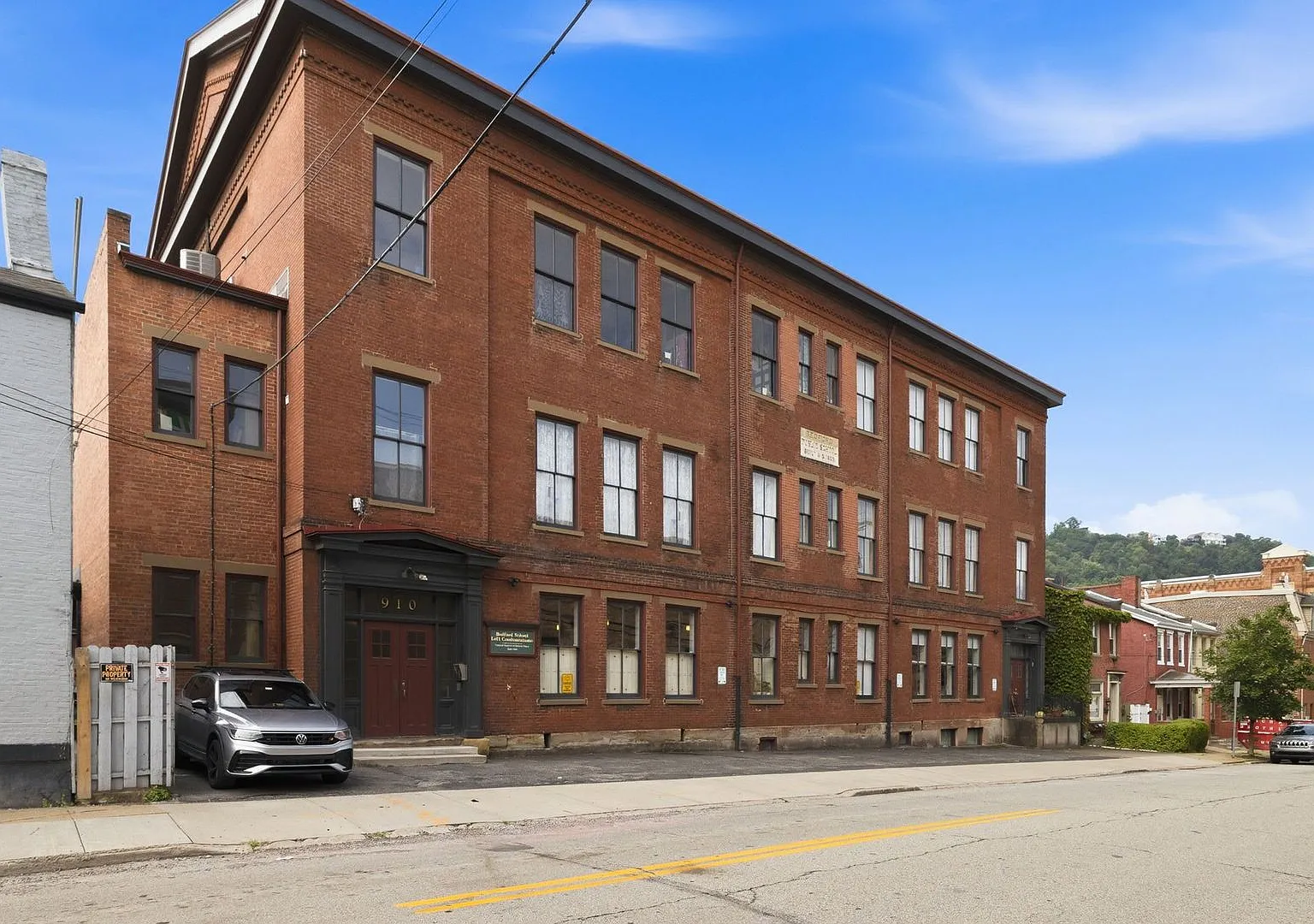 *Beautifully Updated & Unique 1BD/2BA Condo Unit Available in South Side* — Photo 2