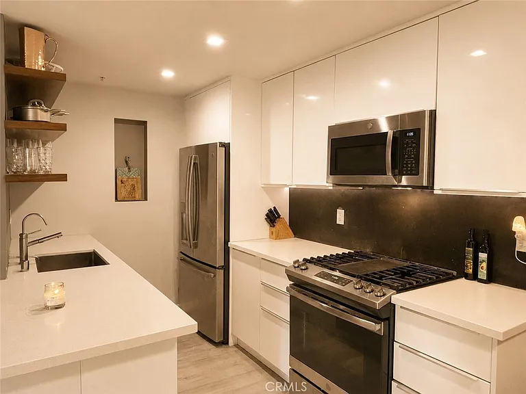 7320 Hawthorn Ave #206 — Photo 8