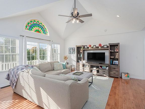 4th image of 322 Melvin Cir