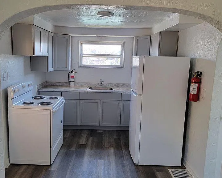 1021 Mace St — Photo 3