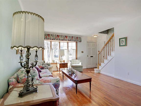 3rd image of 265 Devonshire Dr