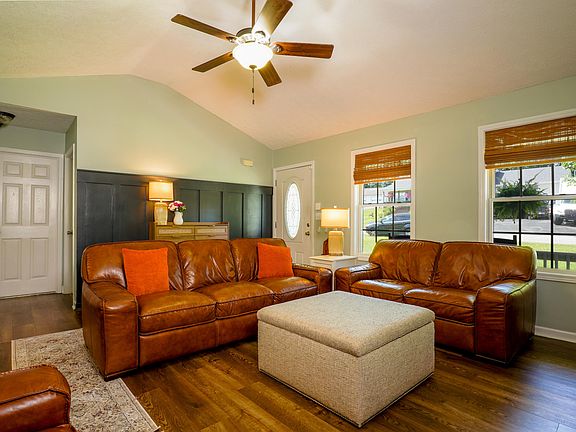 3rd image of 226 Tanner Cir