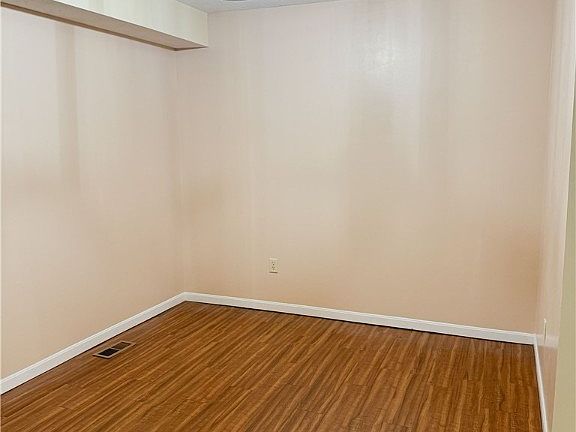 5th image of 30 Robinwood Ct