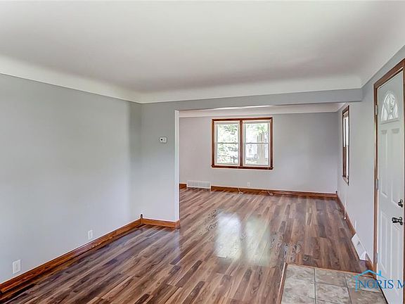 3rd image of 820 S Favony Ave