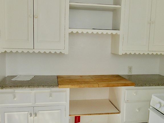 kitchen counter/cabinets