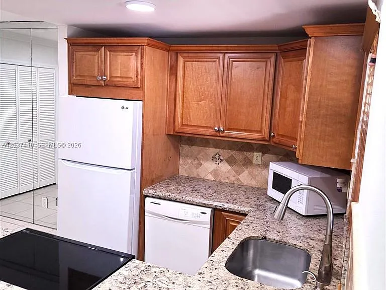 2400 NE 10th St #104 — Photo 6