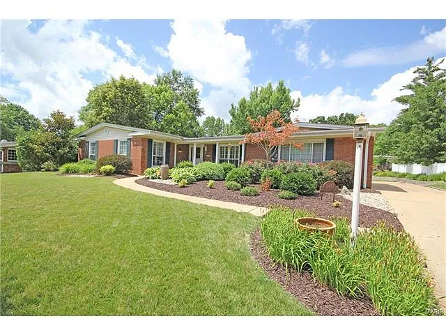345 Greenbriar Ln photo 1