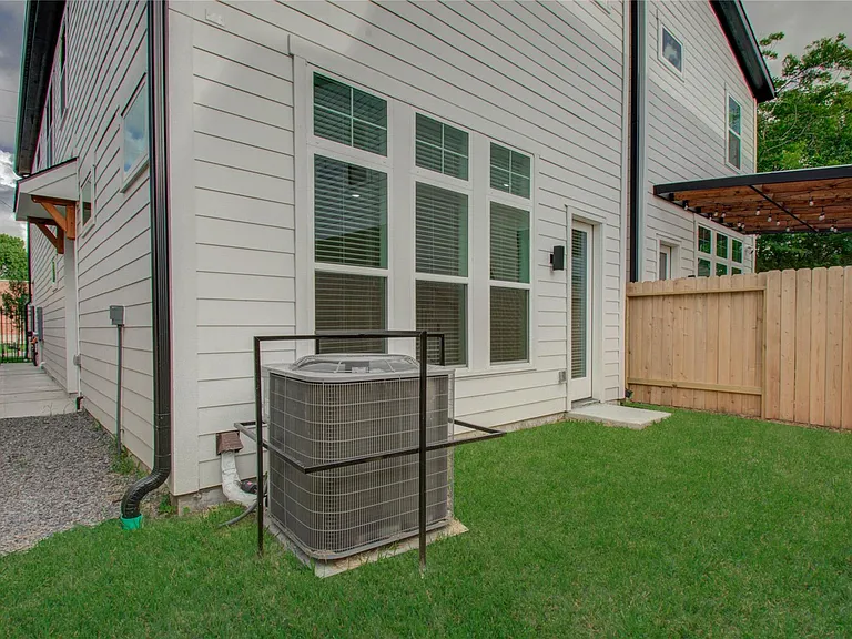 3206 Live Oak St — Photo 33