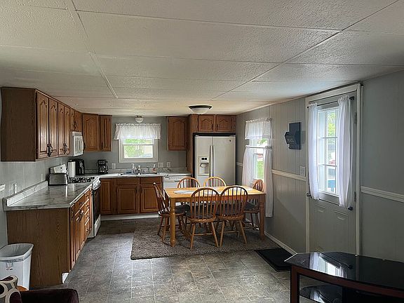 3rd image of 40 Chestnut Ct