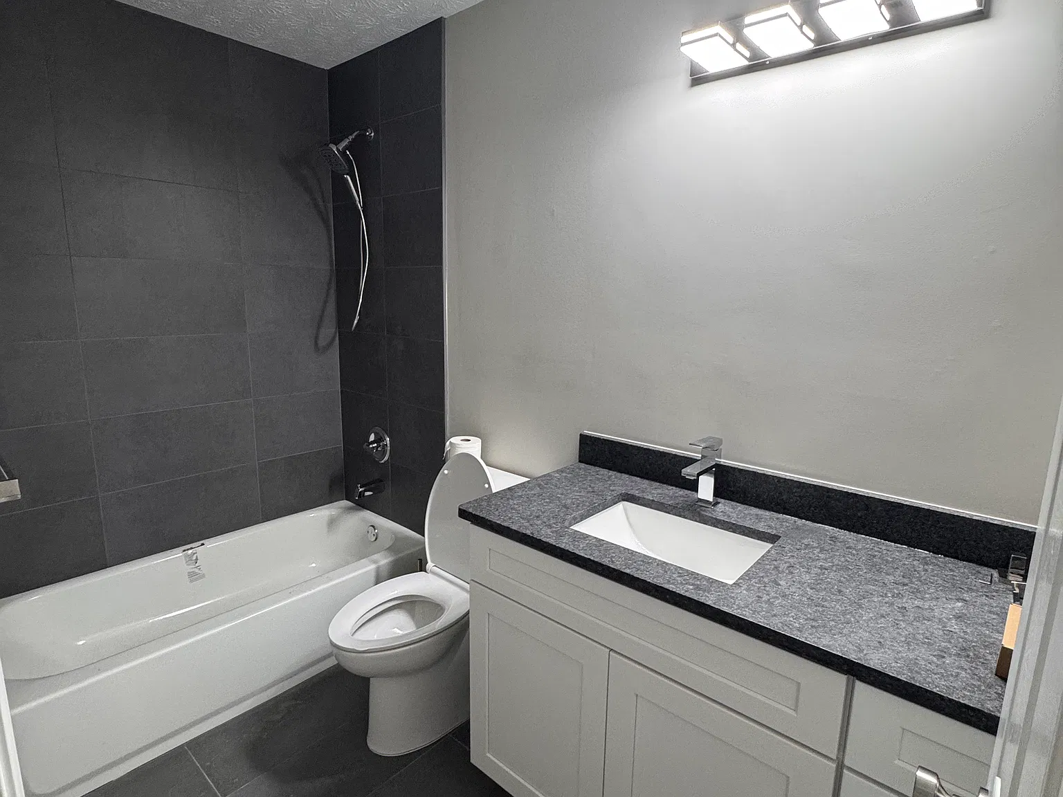4 bed, 2100 sqft, $2,300 — Photo 4