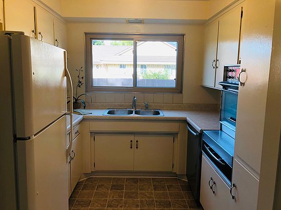 3rd image of 329 Moreton Bay Ln Unit 2