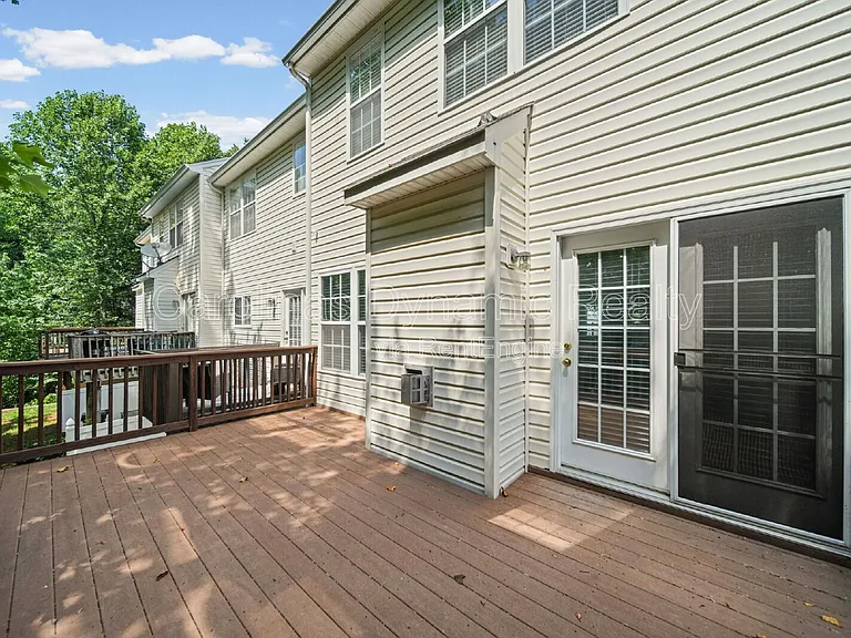 1526 Royal Auburn Ave — Photo 35