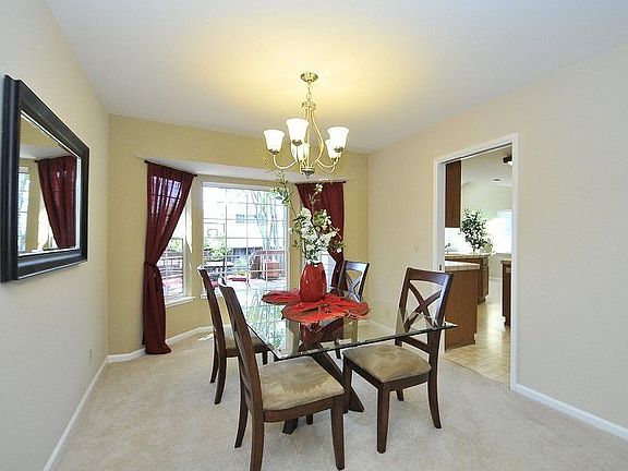 5th image of 671 Royal Glen Dr