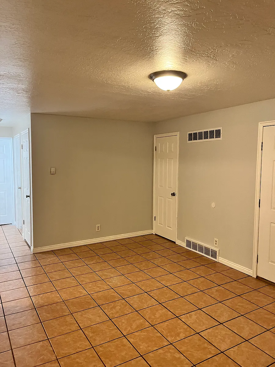 Livingroom - S Redwood Rd