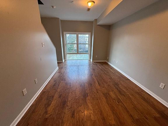 3rd image of 2034 N Woodstock St #2