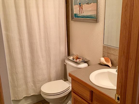 Hallway bathroom (2nd bathroom)