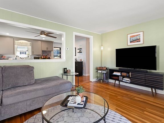 3rd image of 2 Franklin Street Ct