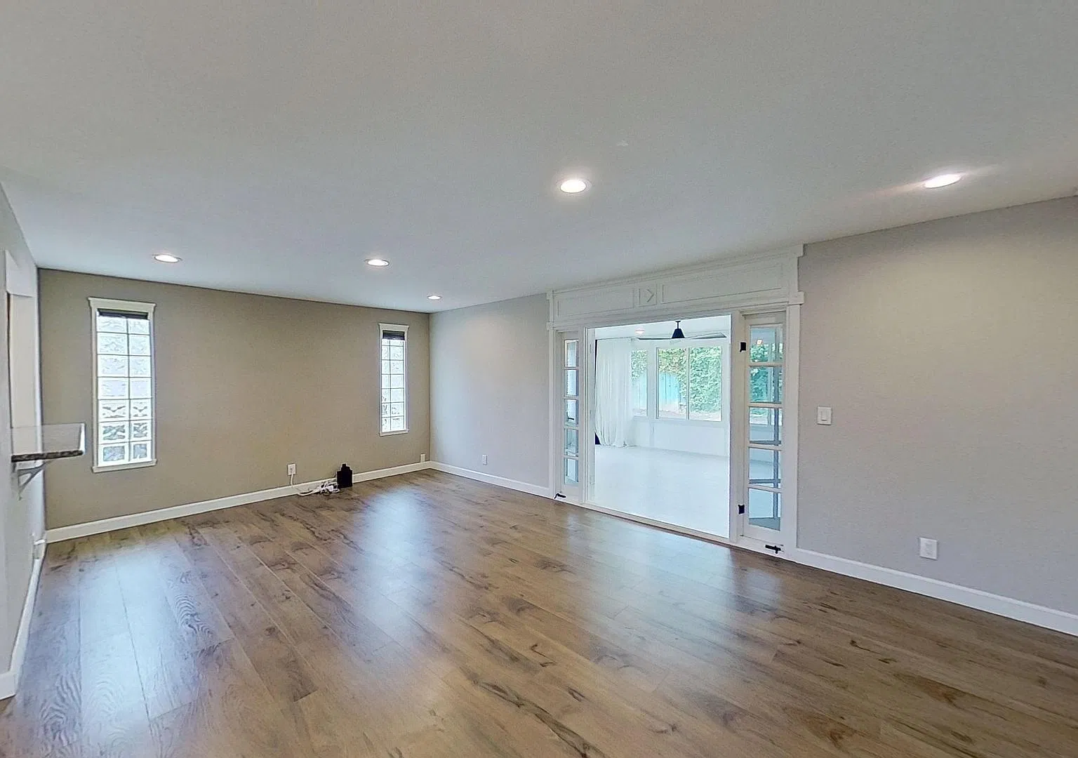 14321 Riviera Dr Spacious 4 Bed 2 Bath + Bonus Room Home in Huntington Beach! — Photo 2
