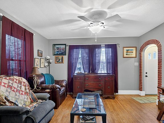 3rd image of 221 Waveland Ave