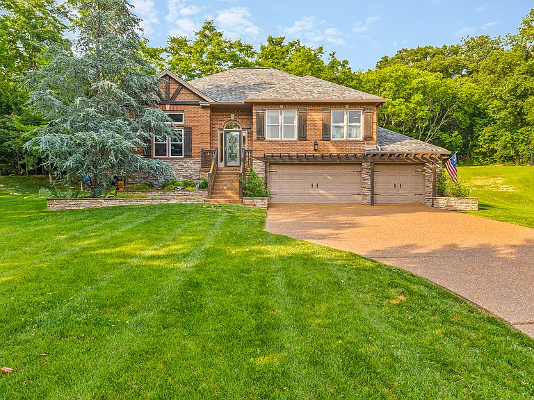 4 bedroom 3 bath family home on a quiet cul-de-sac in Brentwood, just 15 miles to downtown Nashville.