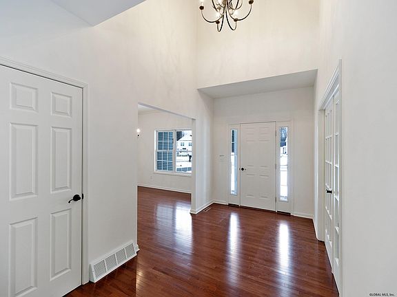 2nd image of 10 Easton Ct