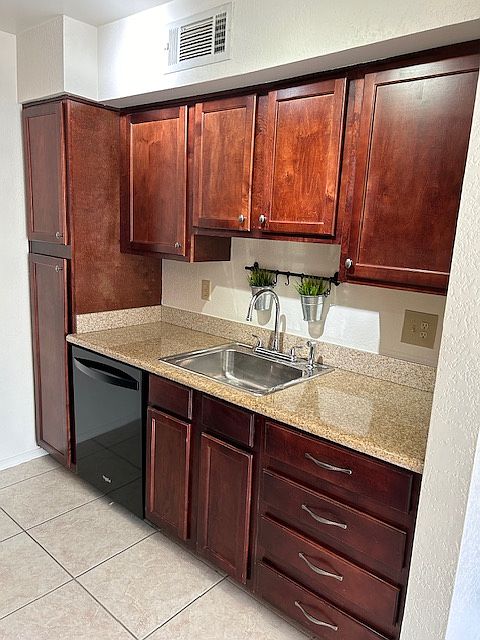 Spacious kitchen with lots of cupboards