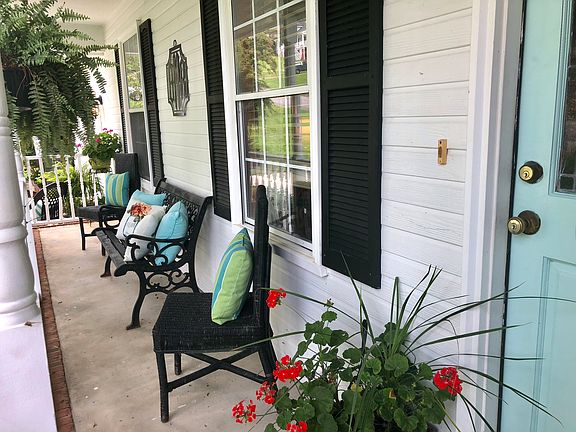 2nd image of 733 Debbie Ln