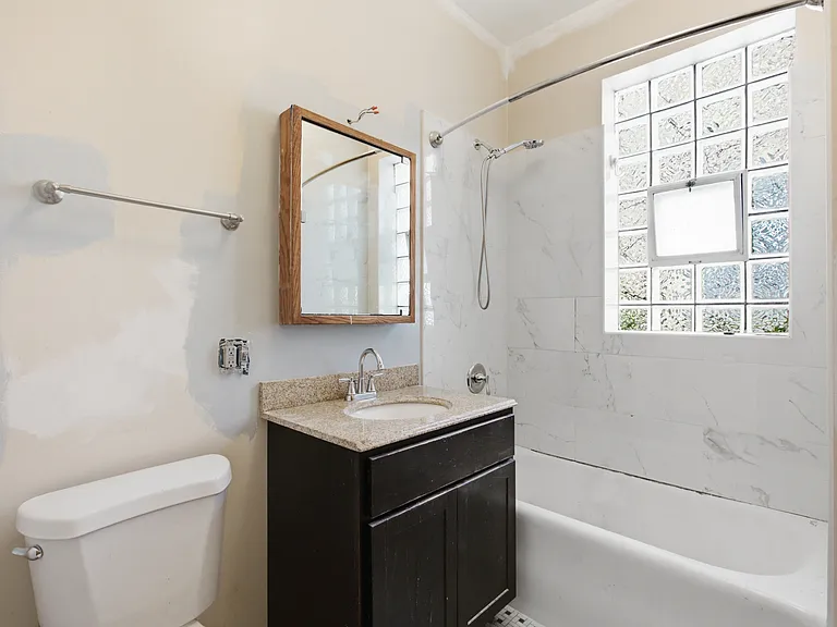 1213 W Addison St #1 — Photo 5