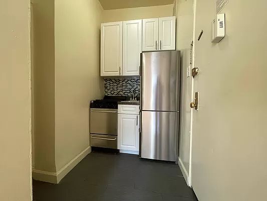2nd image of 971 Lexington Ave APT 4A