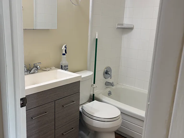 210 W 29th St #1 — Photo 4