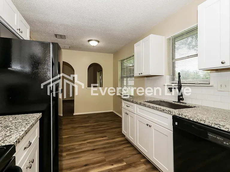 13439 Greenway Dr — Photo 5