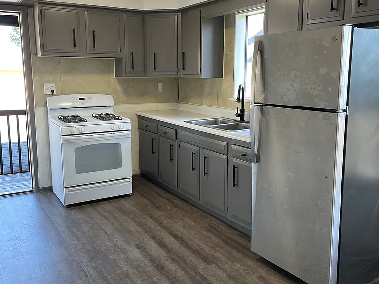 1216 Vance Ave — Photo 4