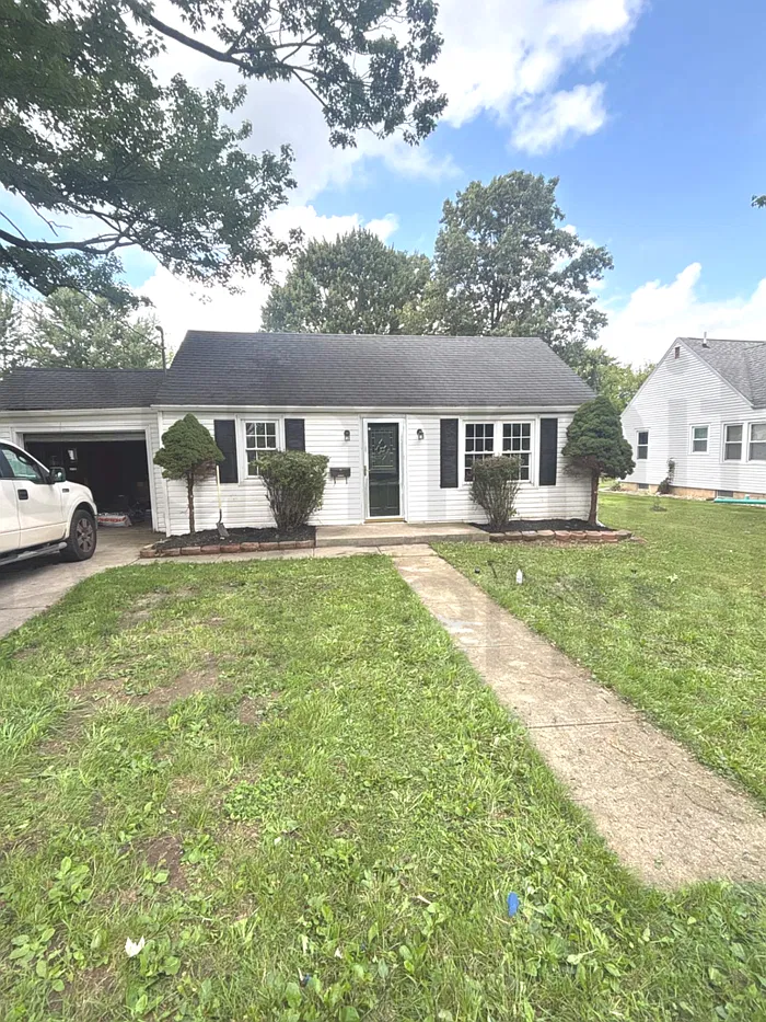 3 bed, 1.5 bath, 1220 sqft, $1,325 — Photo 1