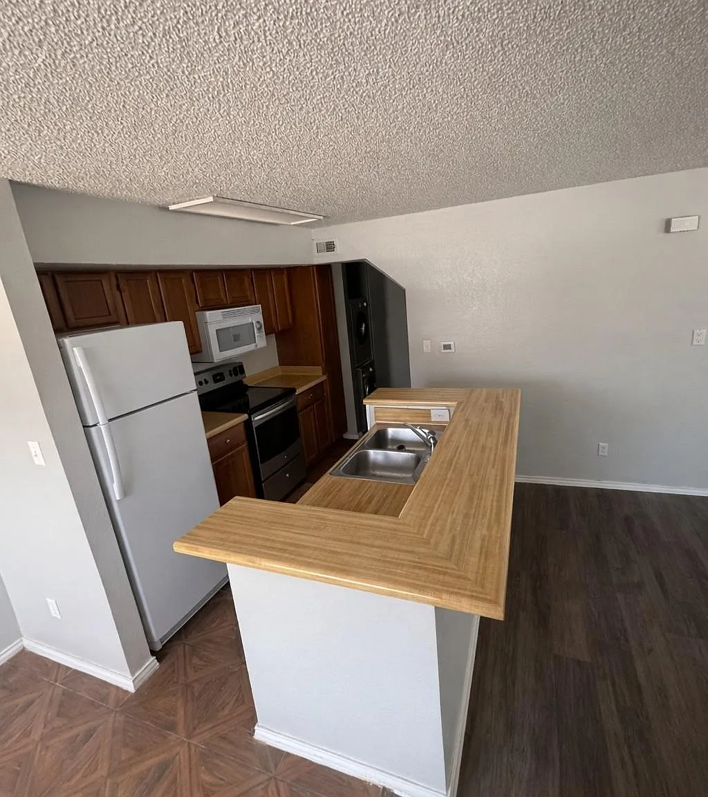 2 bed, 1031 sqft, $1,600 — Photo 1