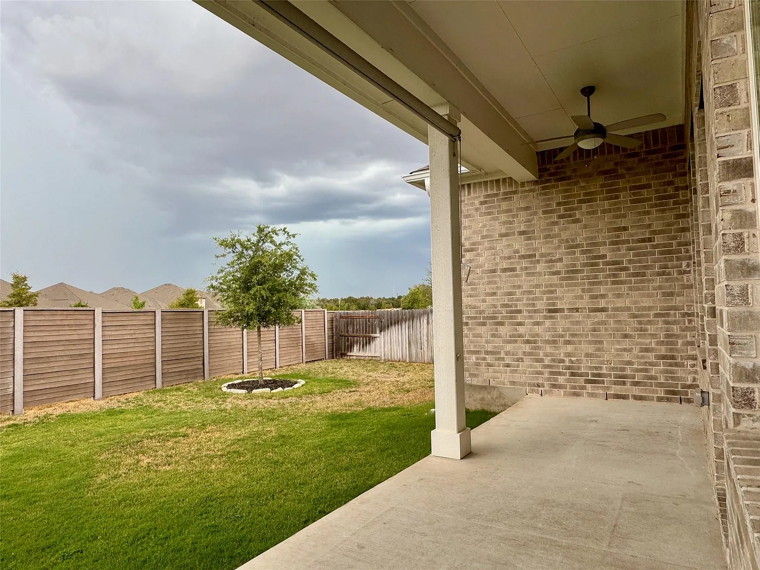 3 bed, 2.0 bath, 1750 sqft, $2,300 — Photo 3