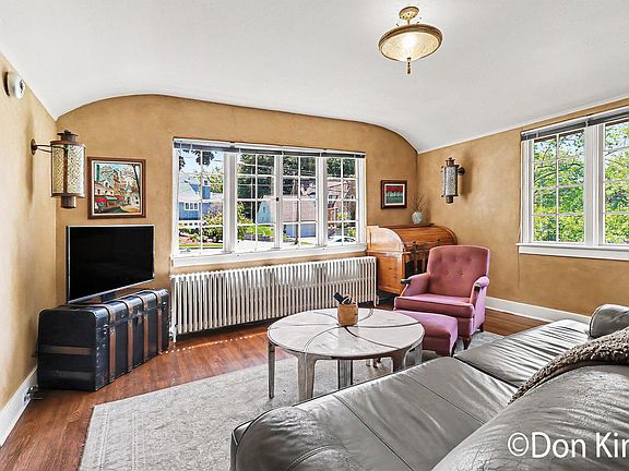 5th image of 2479 Coit Ave NE