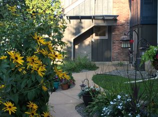 12 Northwood Dr, Williamsville, NY 14221
