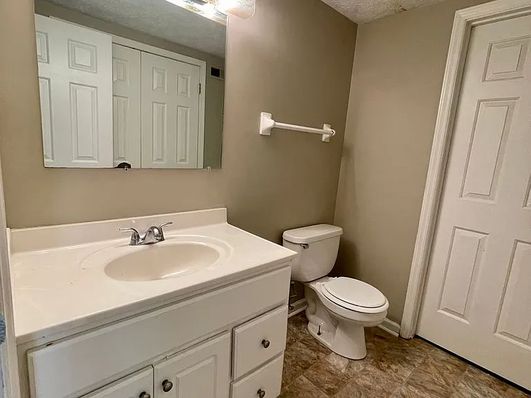 404 Whispering Hills Dr — Photo 5