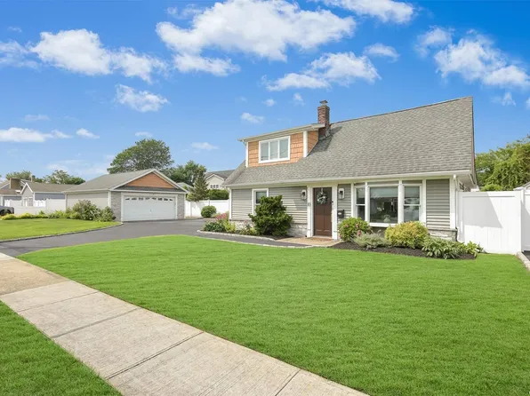 10 Mortimer Avenue, Babylon, NY 11702