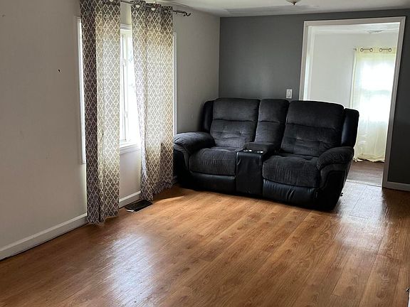 2nd image of 218 Charles St