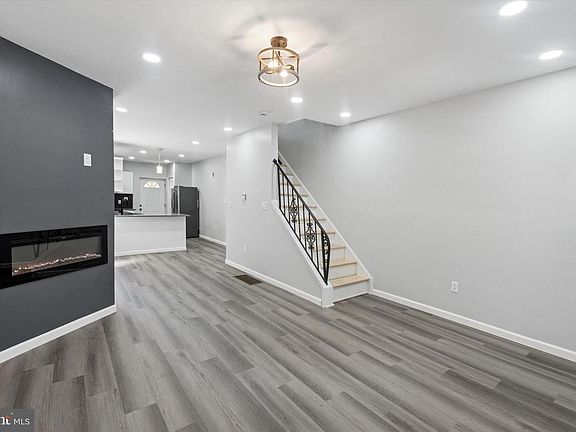 4th image of 738 E Thayer St