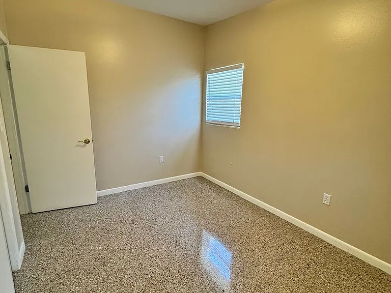 813 Center Ln — Photo 4
