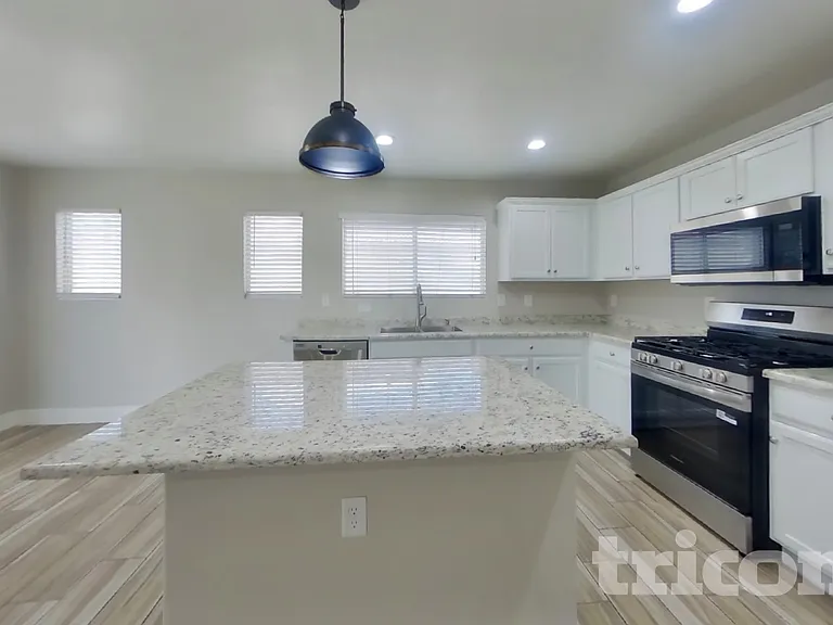 409 W Azure Ave — Photo 4