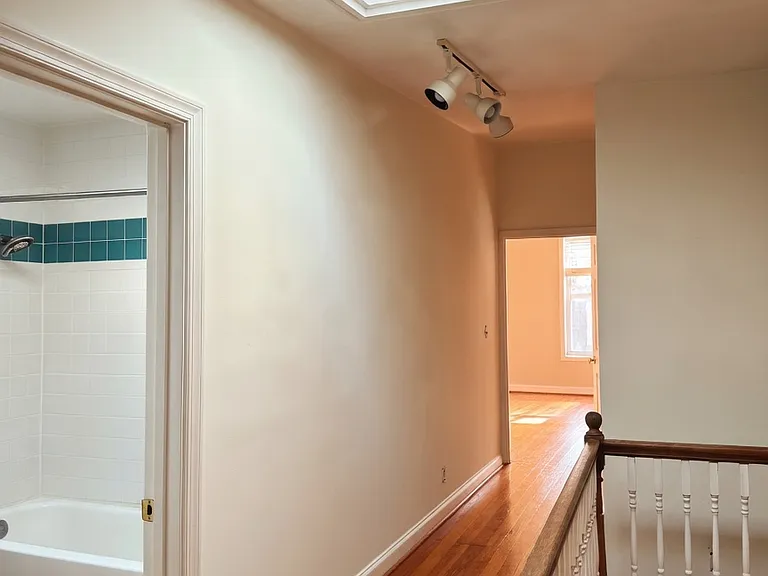1424 Marshall St — Photo 5