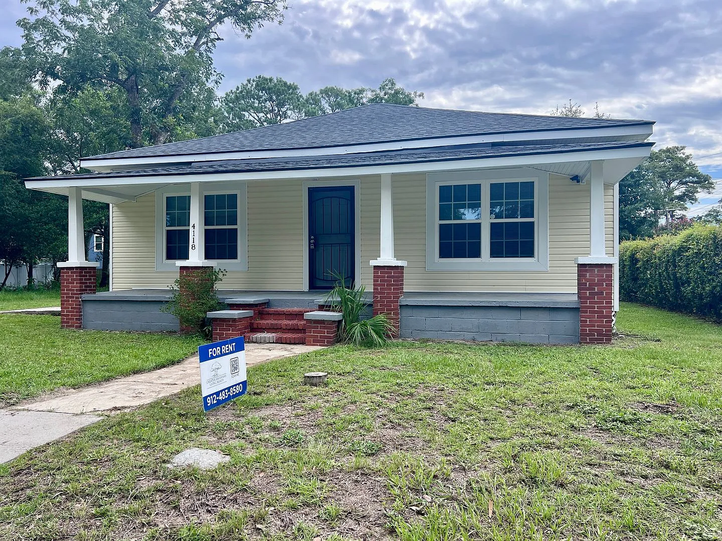 3 bedroom home on corner lot in Liberty City — Photo 1
