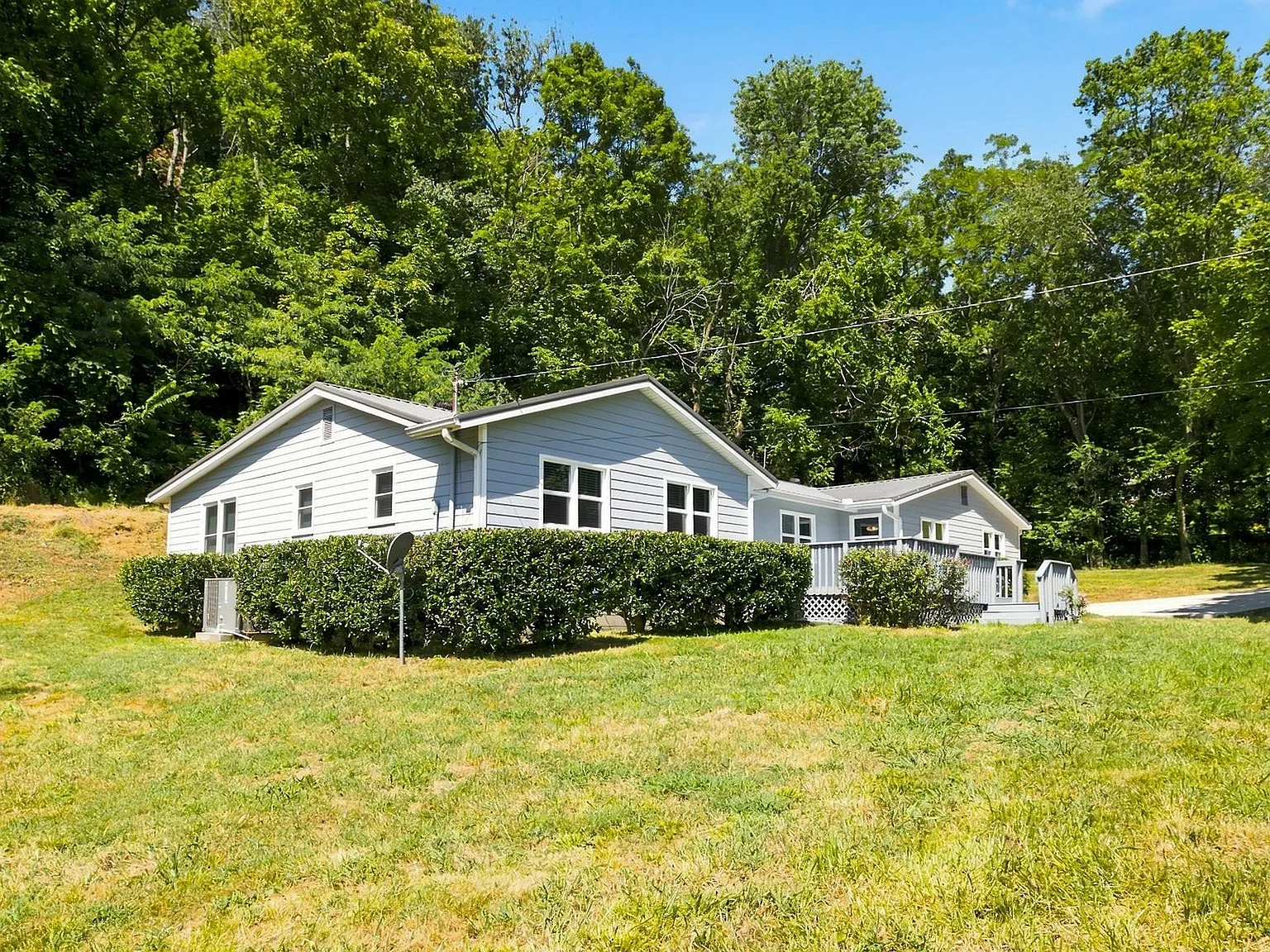 4 bed, 2200 sqft, $3,300 — Photo 3
