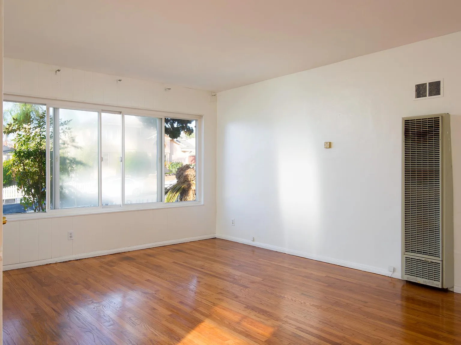 3 bed, 998 sqft, $4,750 — Photo 2